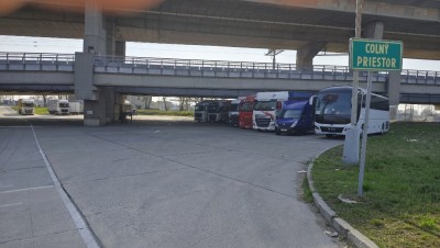 Parkování pod mostem